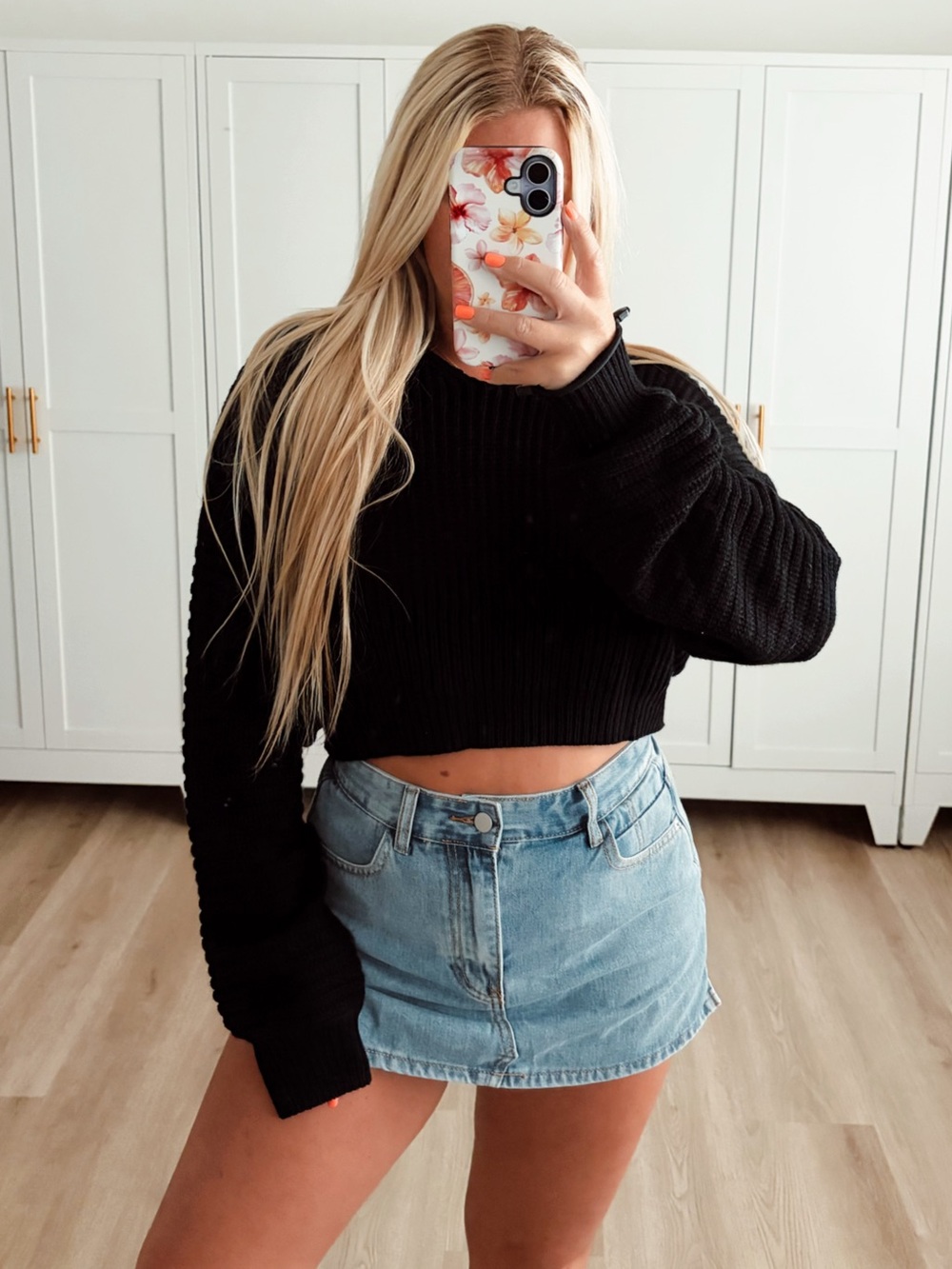 Black v neck cropped sweater